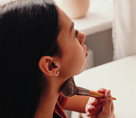 Por qué no aplicar Caladryl como parte de tu rutina de maquillaje